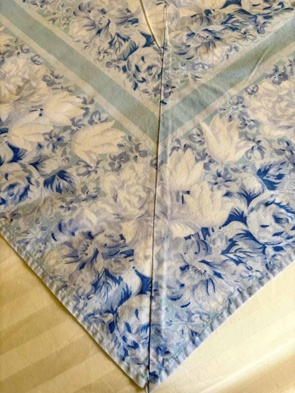 Williams Sonoma Blue/White Floral Border Cotton Tablecloth W/ 4 Napkins 70x90